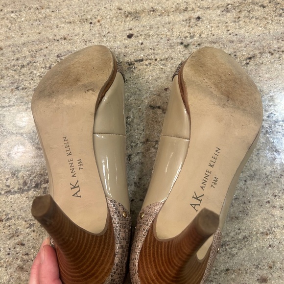 Like New! Anne Klein Nude Snakeskin Peep Toe Pumps - Picture 4 of 6